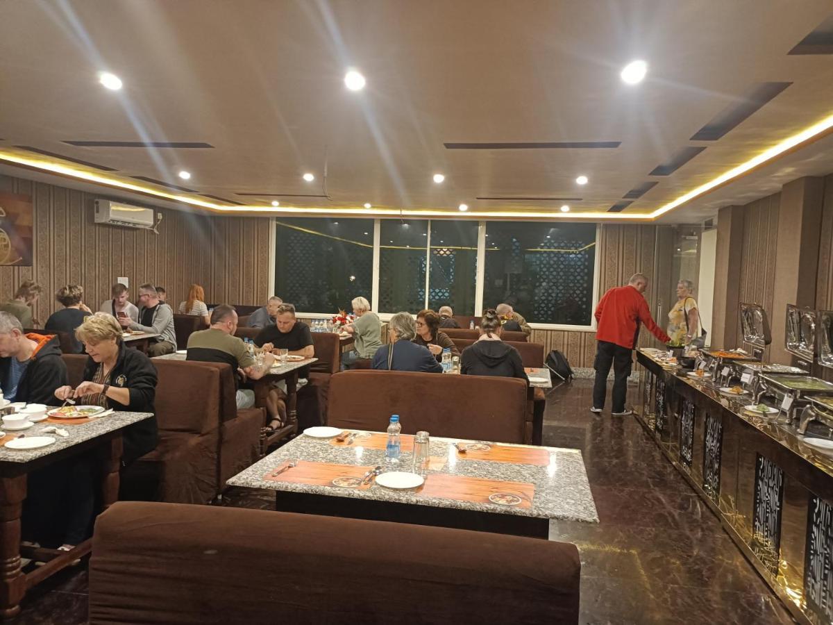 Hotel Rajwada Palace Орчга Екстер'єр фото